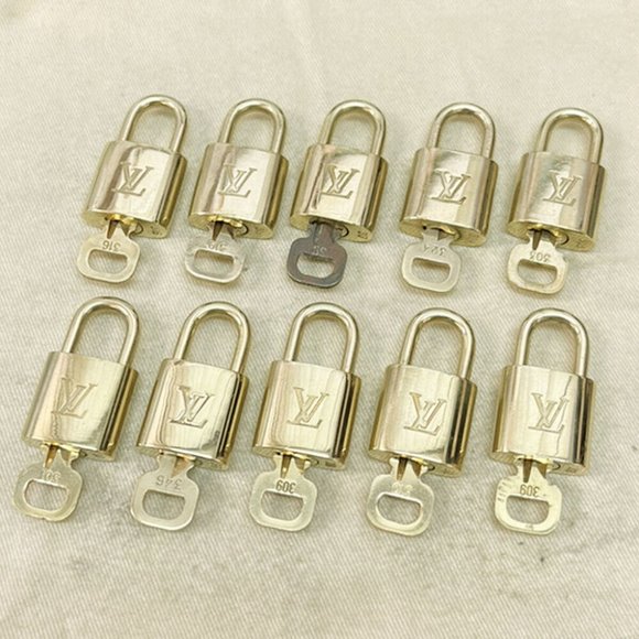 LOUIS VUITTON LV 10 SET PADLOCK KEY CHARM CADENA GOLD-PLATED FRANCE 35JF470 - Picture 1 of 4